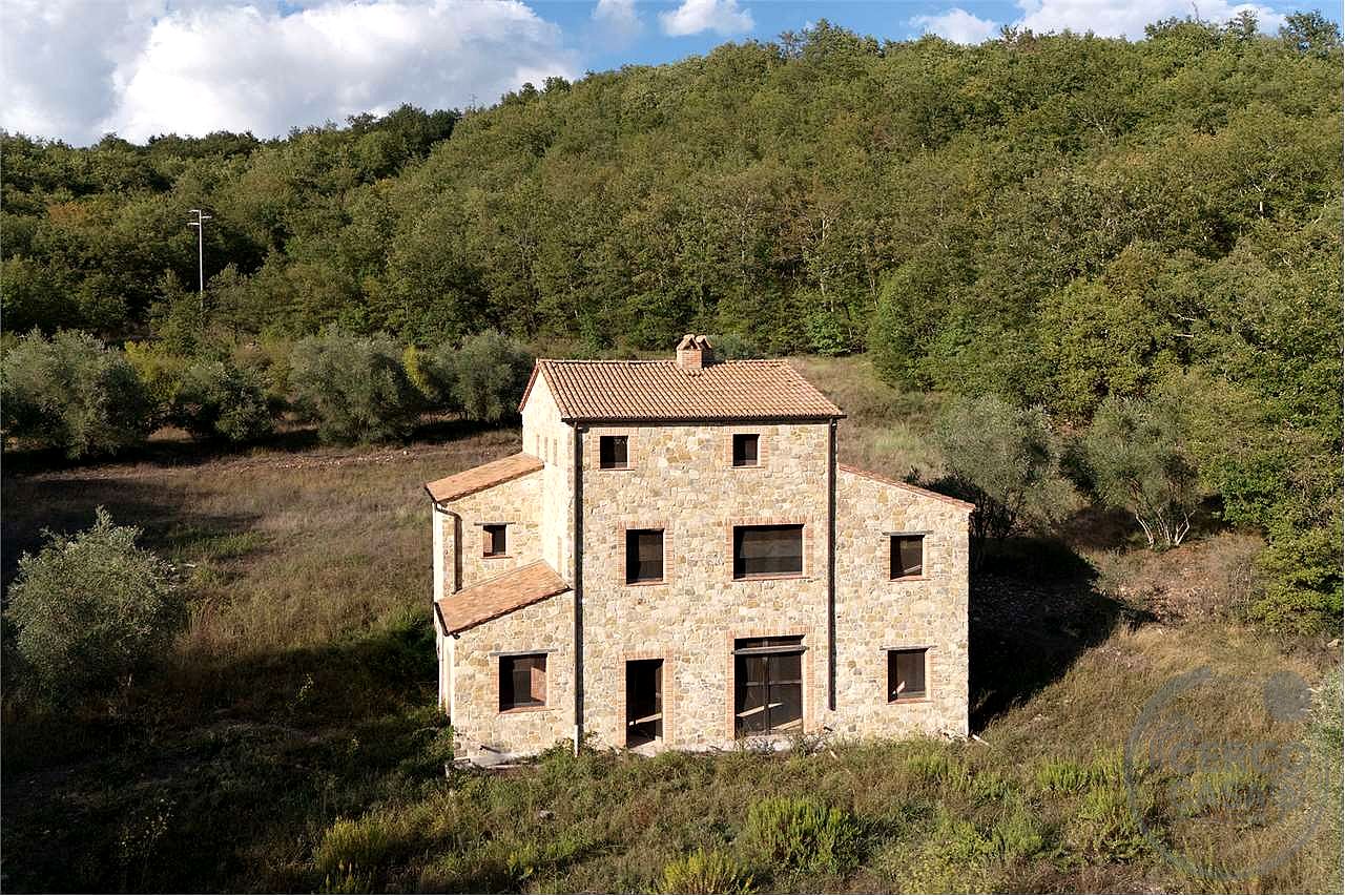 TERNI - PARRANO: CASALE PERSONALIZZABILE CON AMPIO TERRENO