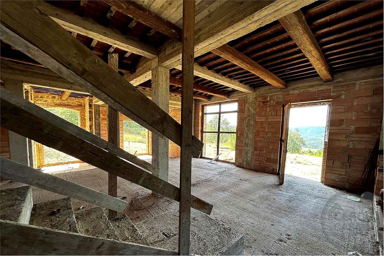 TERNI - PARRANO: CASALE PERSONALIZZABILE CON AMPIO TERRENO