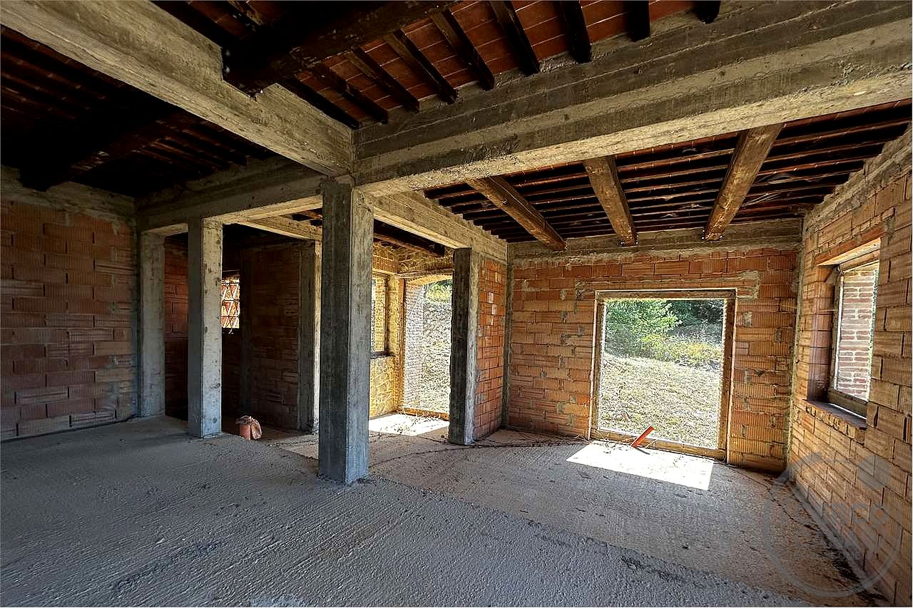 TERNI - PARRANO: CASALE PERSONALIZZABILE CON AMPIO TERRENO