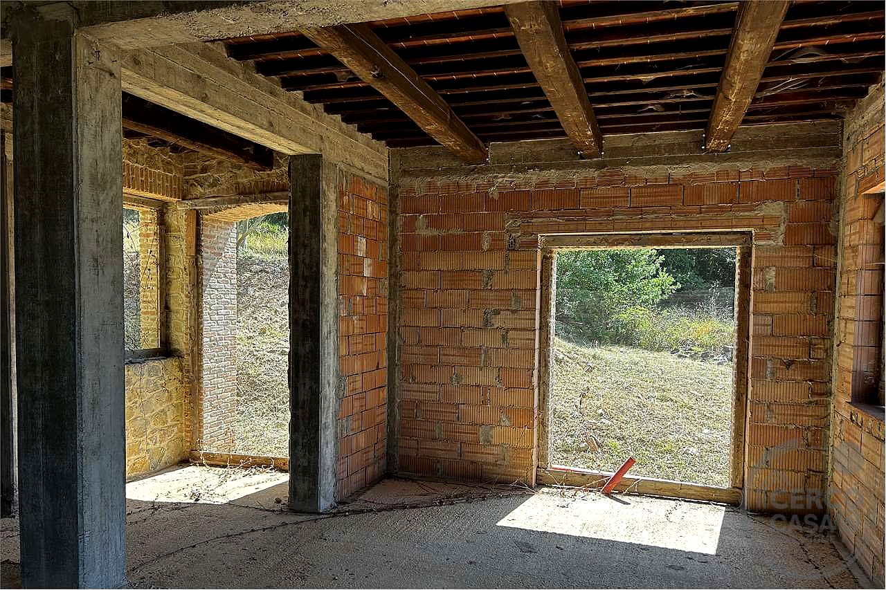 TERNI - PARRANO: CASALE PERSONALIZZABILE CON AMPIO TERRENO