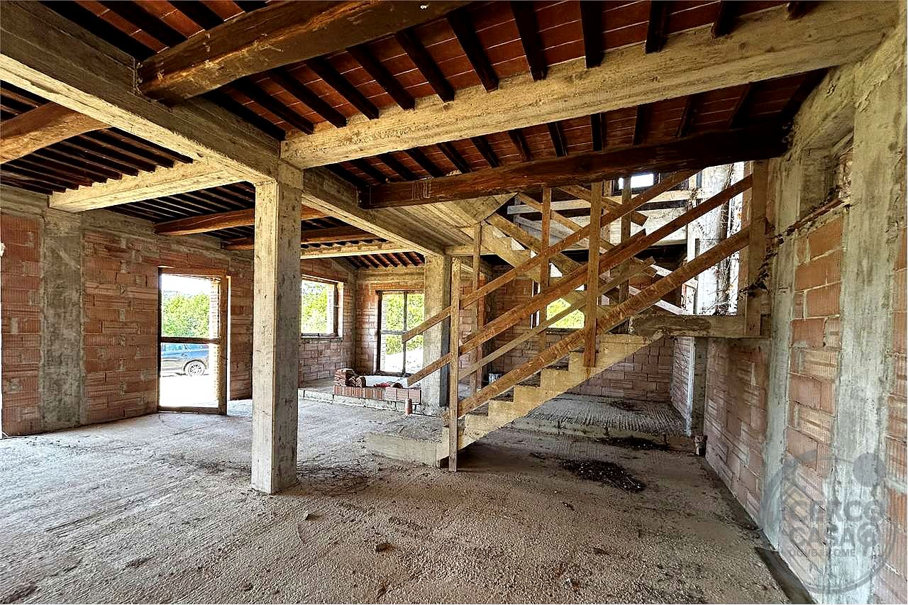 TERNI - PARRANO: CASALE PERSONALIZZABILE CON AMPIO TERRENO