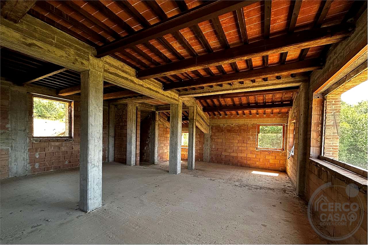 TERNI - PARRANO: CASALE PERSONALIZZABILE CON AMPIO TERRENO