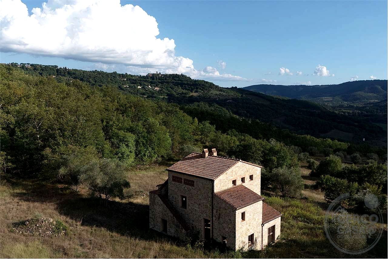 TERNI - PARRANO: CASALE PERSONALIZZABILE CON AMPIO TERRENO