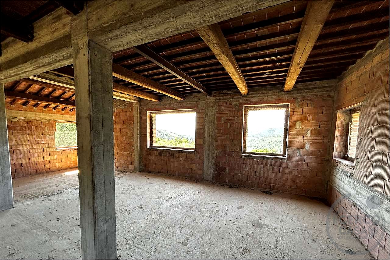 TERNI - PARRANO: CASALE PERSONALIZZABILE CON AMPIO TERRENO