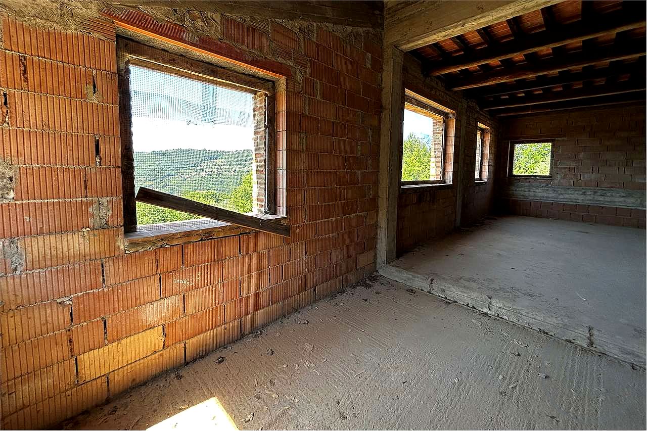 TERNI - PARRANO: CASALE PERSONALIZZABILE CON AMPIO TERRENO