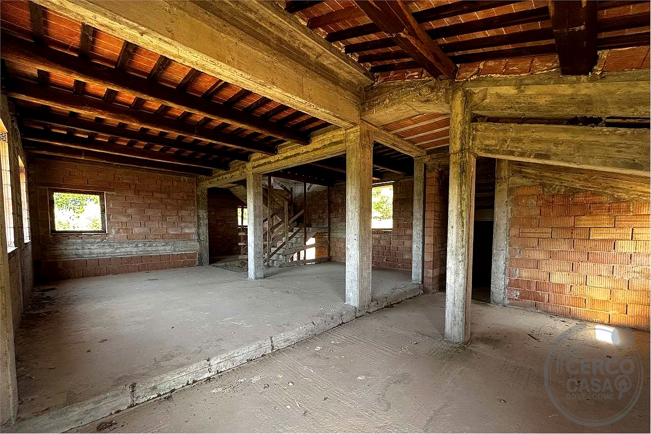 TERNI - PARRANO: CASALE PERSONALIZZABILE CON AMPIO TERRENO
