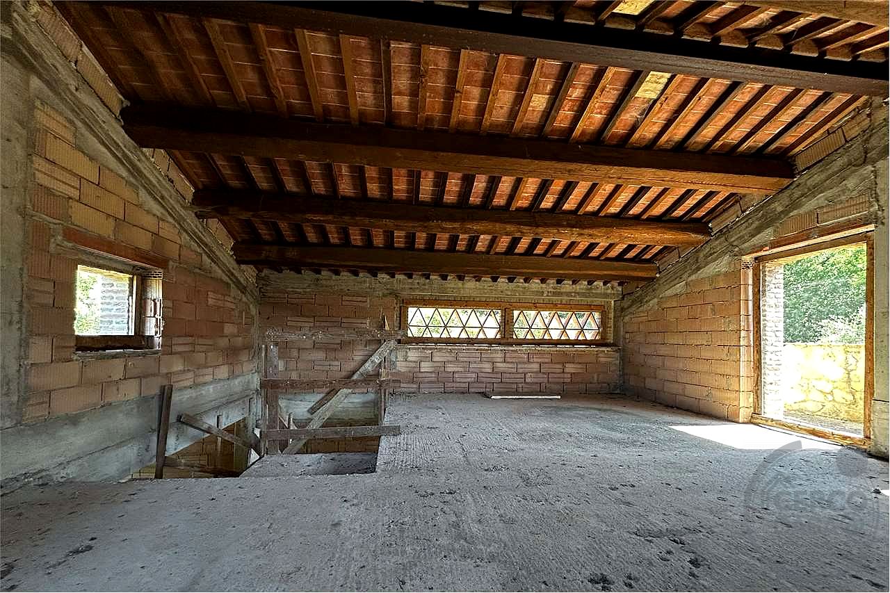 TERNI - PARRANO: CASALE PERSONALIZZABILE CON AMPIO TERRENO
