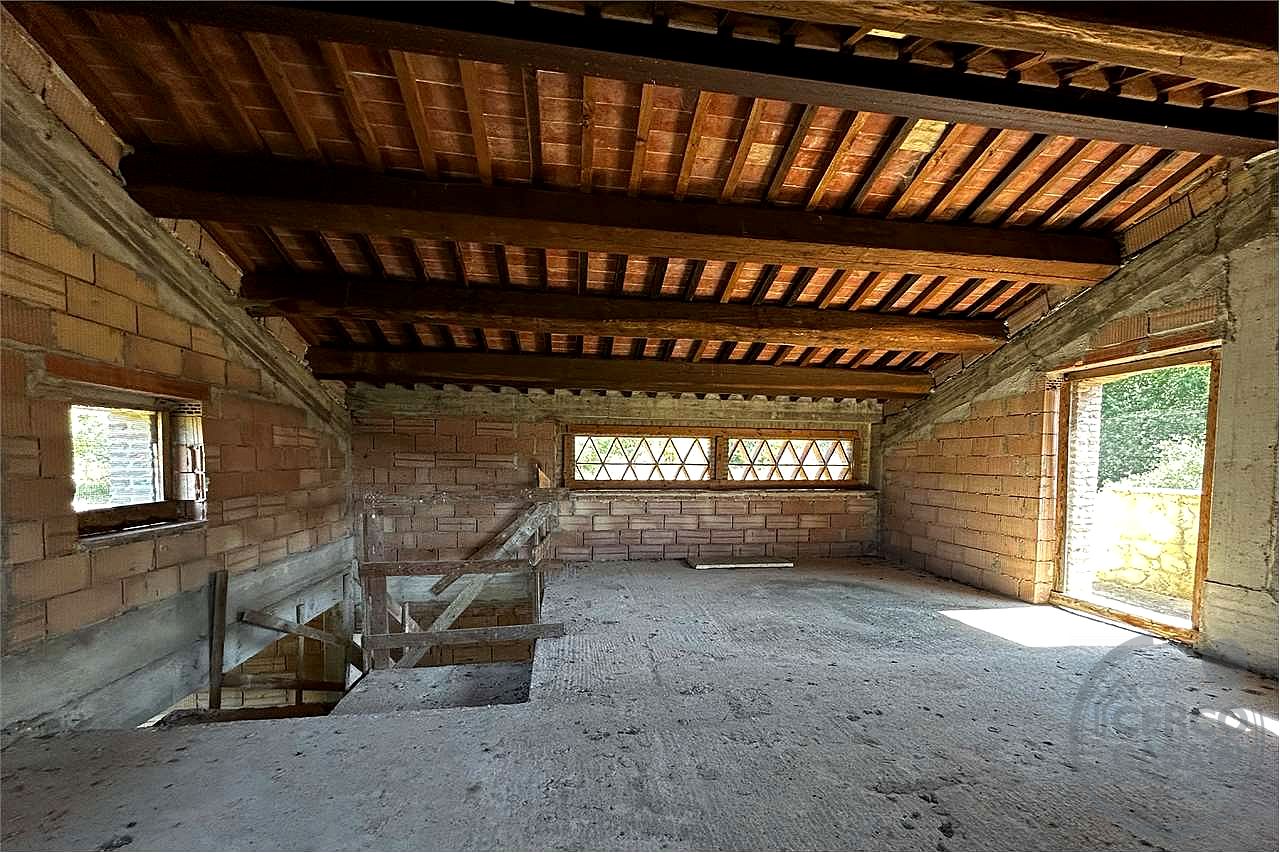 TERNI - PARRANO: CASALE PERSONALIZZABILE CON AMPIO TERRENO