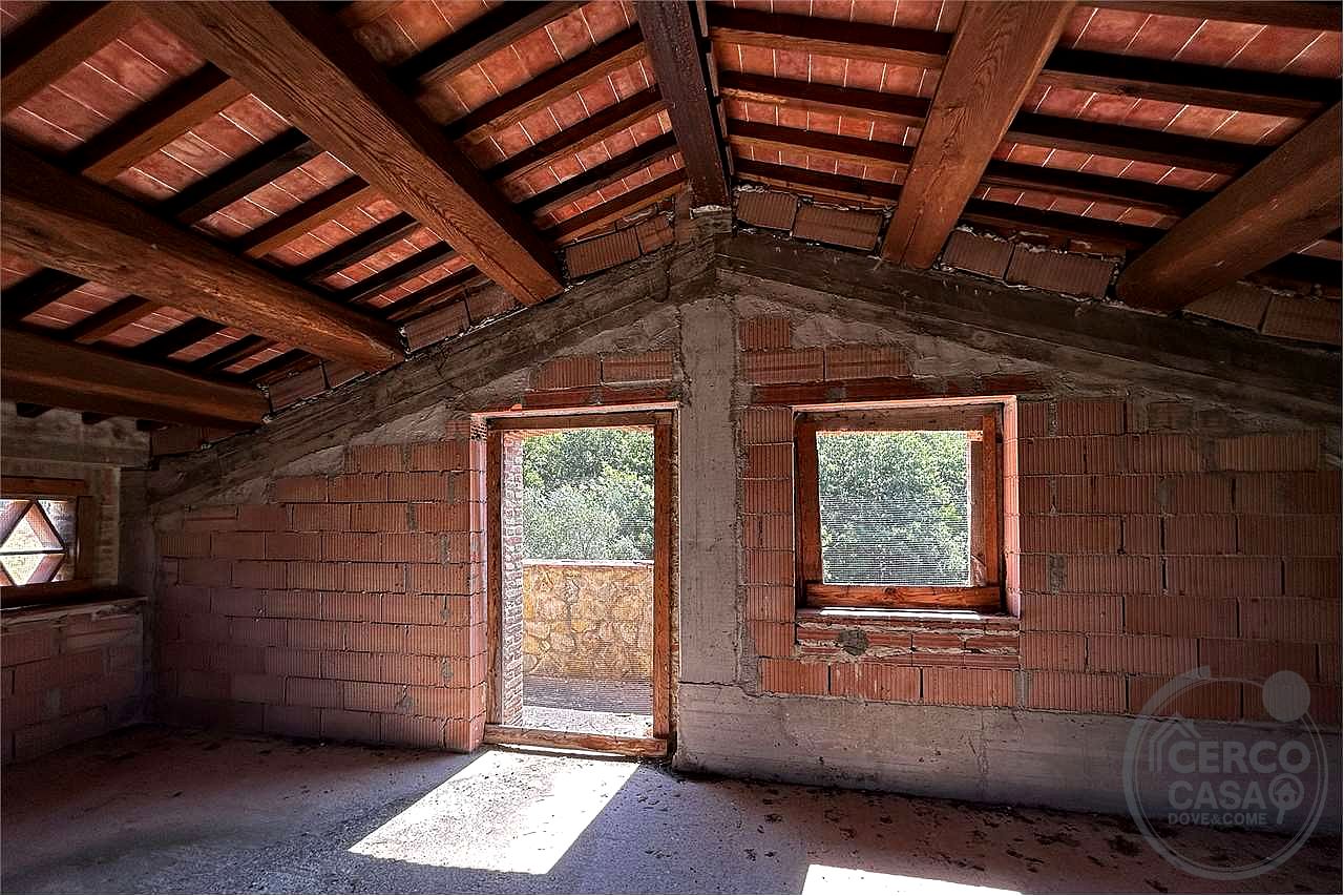 TERNI - PARRANO: CASALE PERSONALIZZABILE CON AMPIO TERRENO