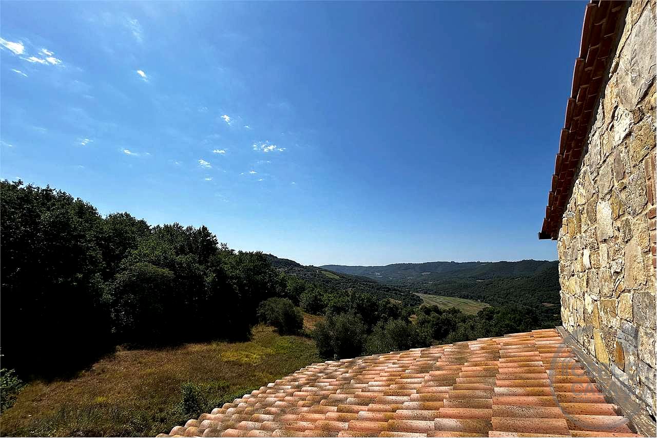TERNI - PARRANO: CASALE PERSONALIZZABILE CON AMPIO TERRENO