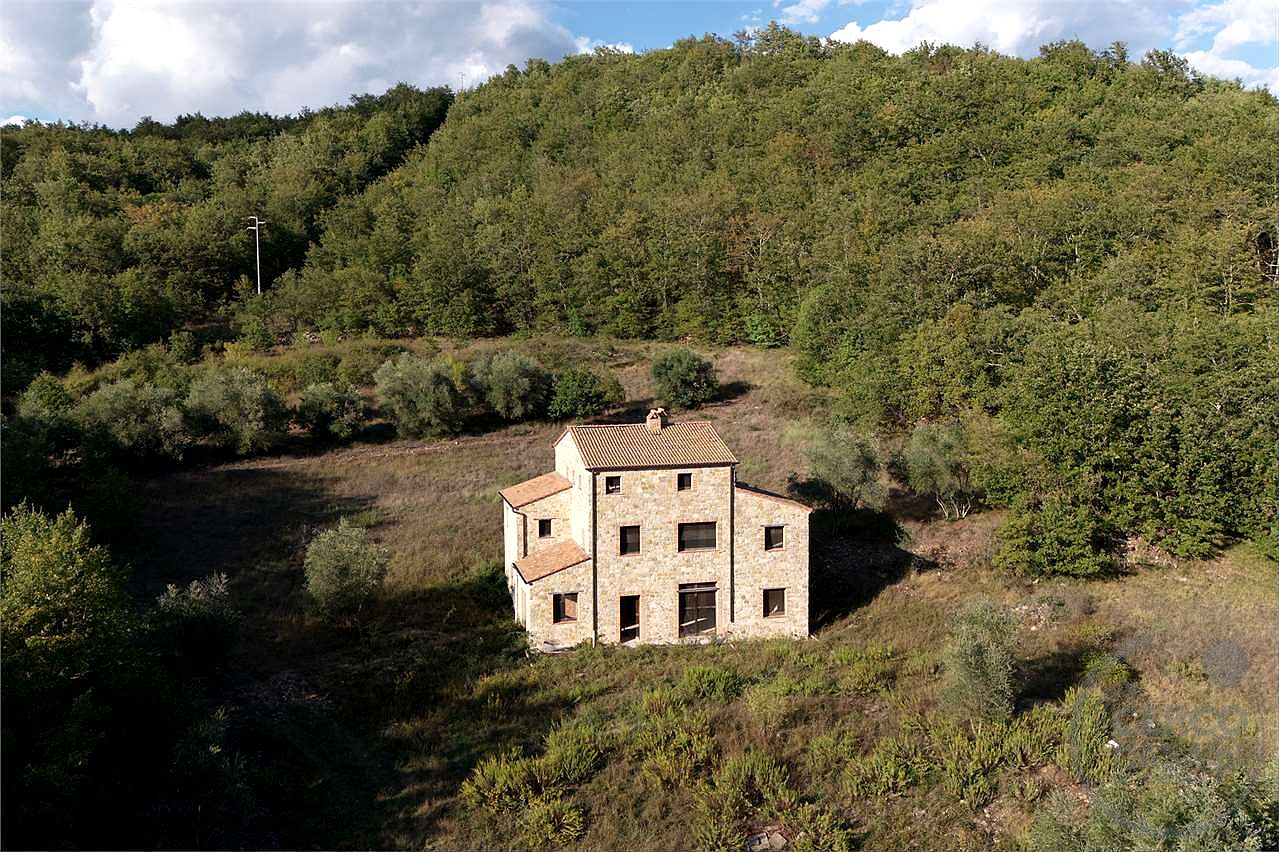 TERNI - PARRANO: CASALE PERSONALIZZABILE CON AMPIO TERRENO