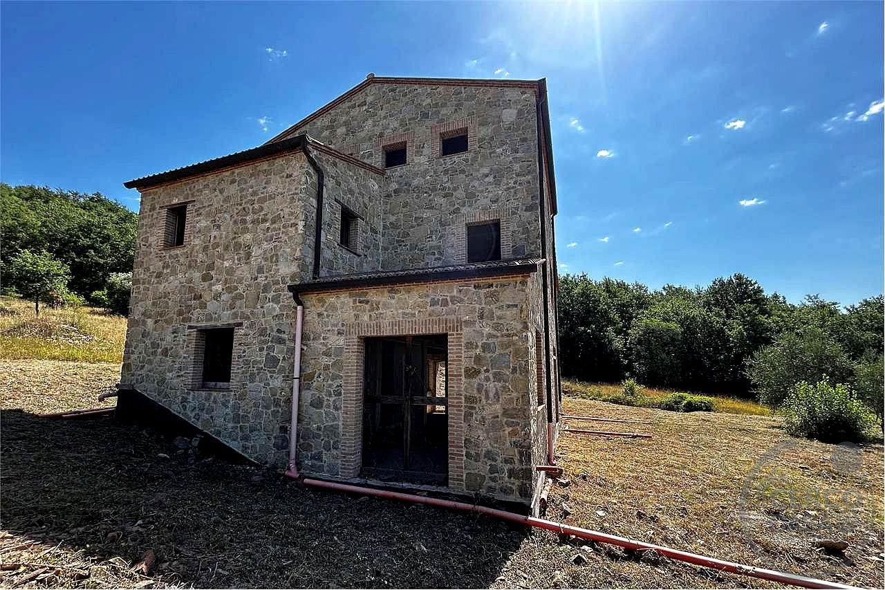 TERNI - PARRANO: CASALE PERSONALIZZABILE CON AMPIO TERRENO