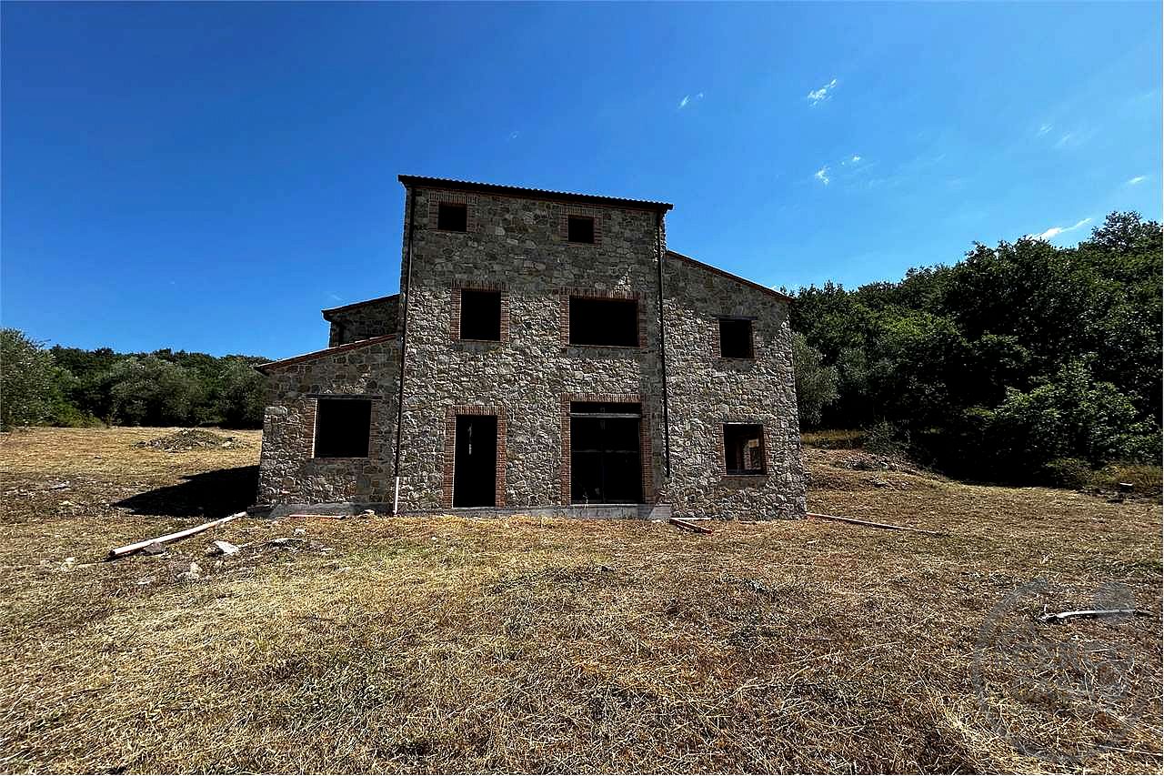TERNI - PARRANO: CASALE PERSONALIZZABILE CON AMPIO TERRENO