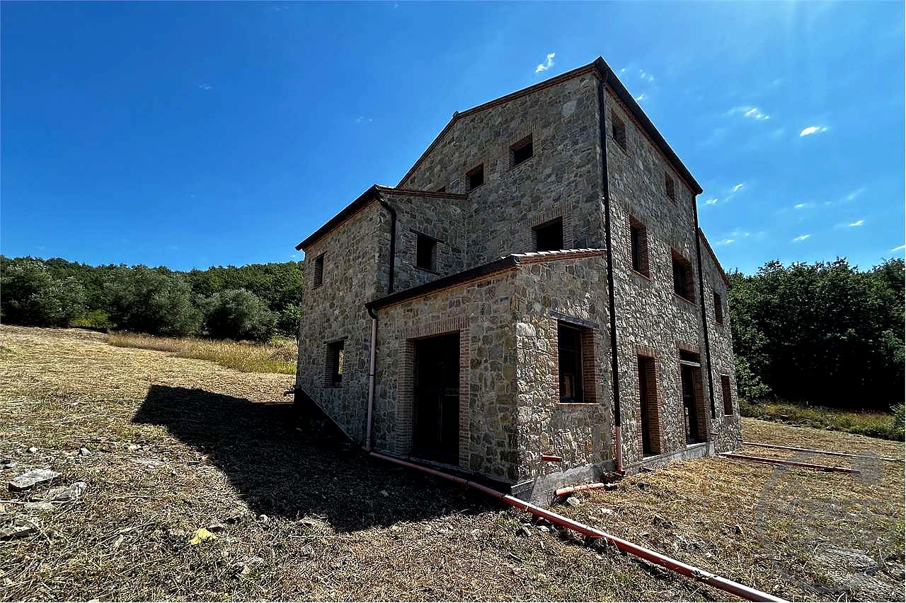 TERNI - PARRANO: CASALE PERSONALIZZABILE CON AMPIO TERRENO