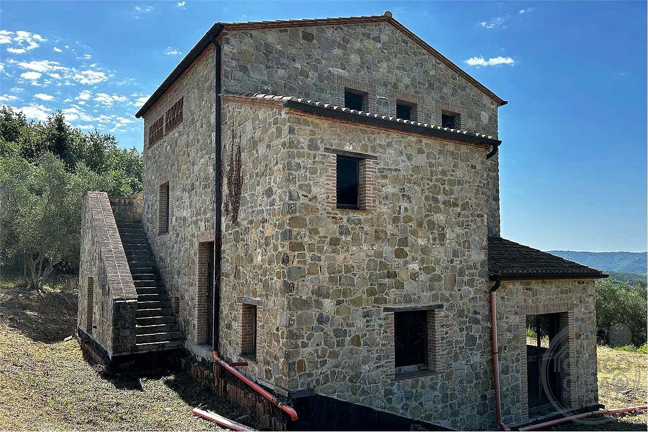 TERNI - PARRANO: CASALE PERSONALIZZABILE CON AMPIO TERRENO