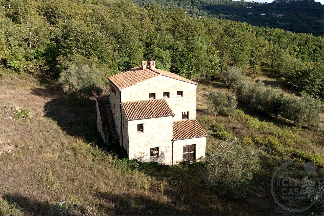 TERNI - PARRANO: CASALE PERSONALIZZABILE CON AMPIO TERRENO