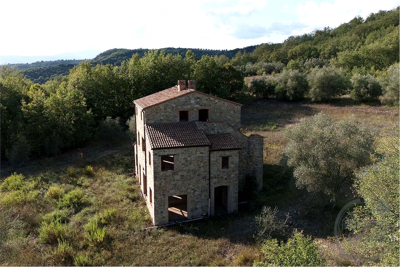 TERNI - PARRANO: CASALE PERSONALIZZABILE CON AMPIO TERRENO