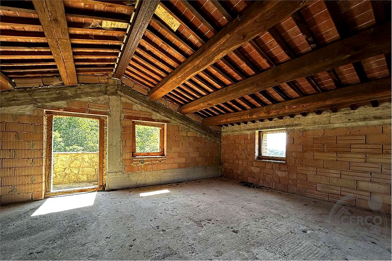 TERNI - PARRANO: CASALE PERSONALIZZABILE CON AMPIO TERRENO