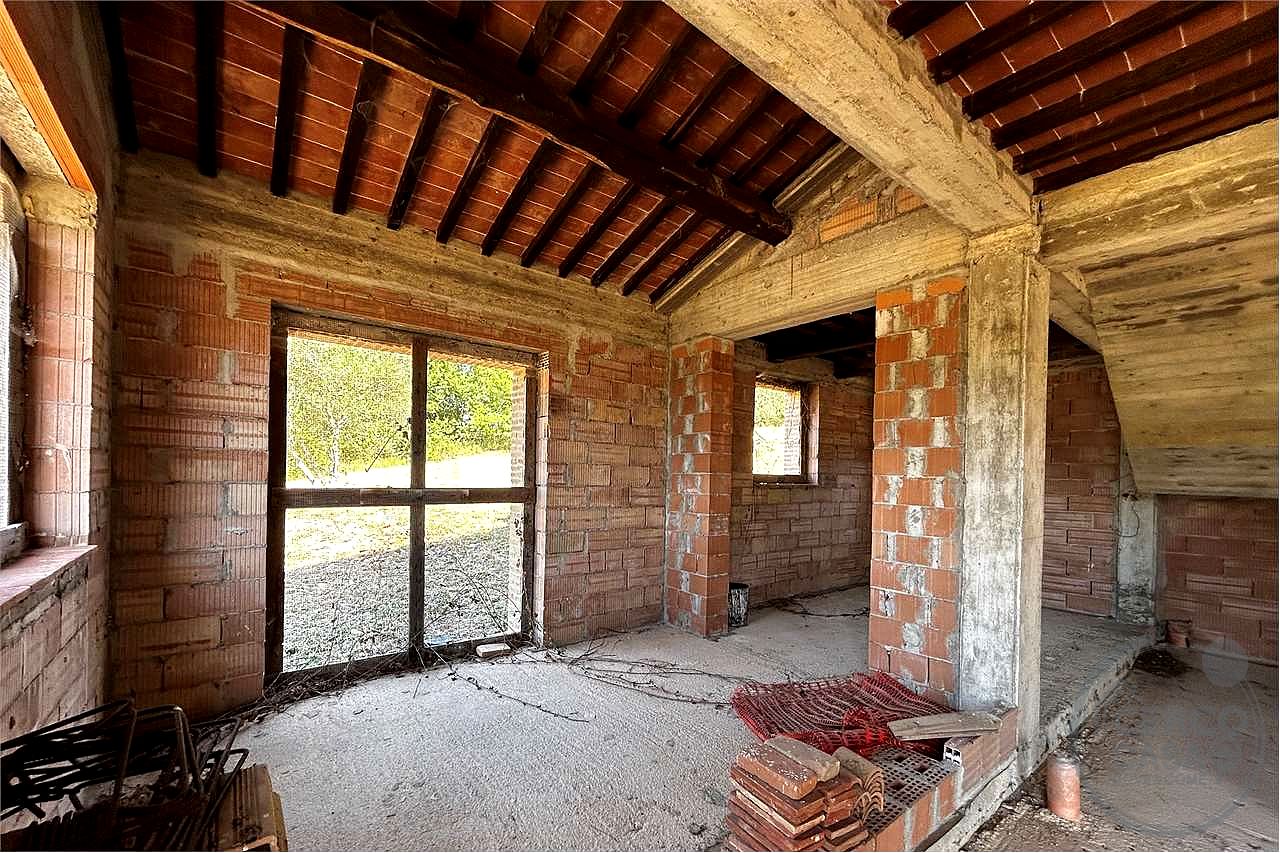 TERNI - PARRANO: CASALE PERSONALIZZABILE CON AMPIO TERRENO