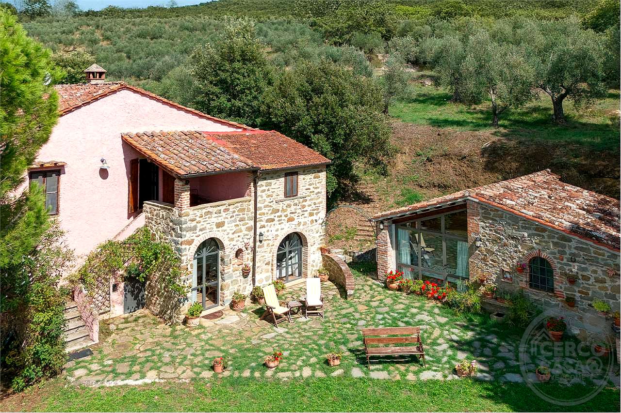 TUORO SUL TRASIMENO: CASALE TIPICO CON PISCINA E DEPANDANCE