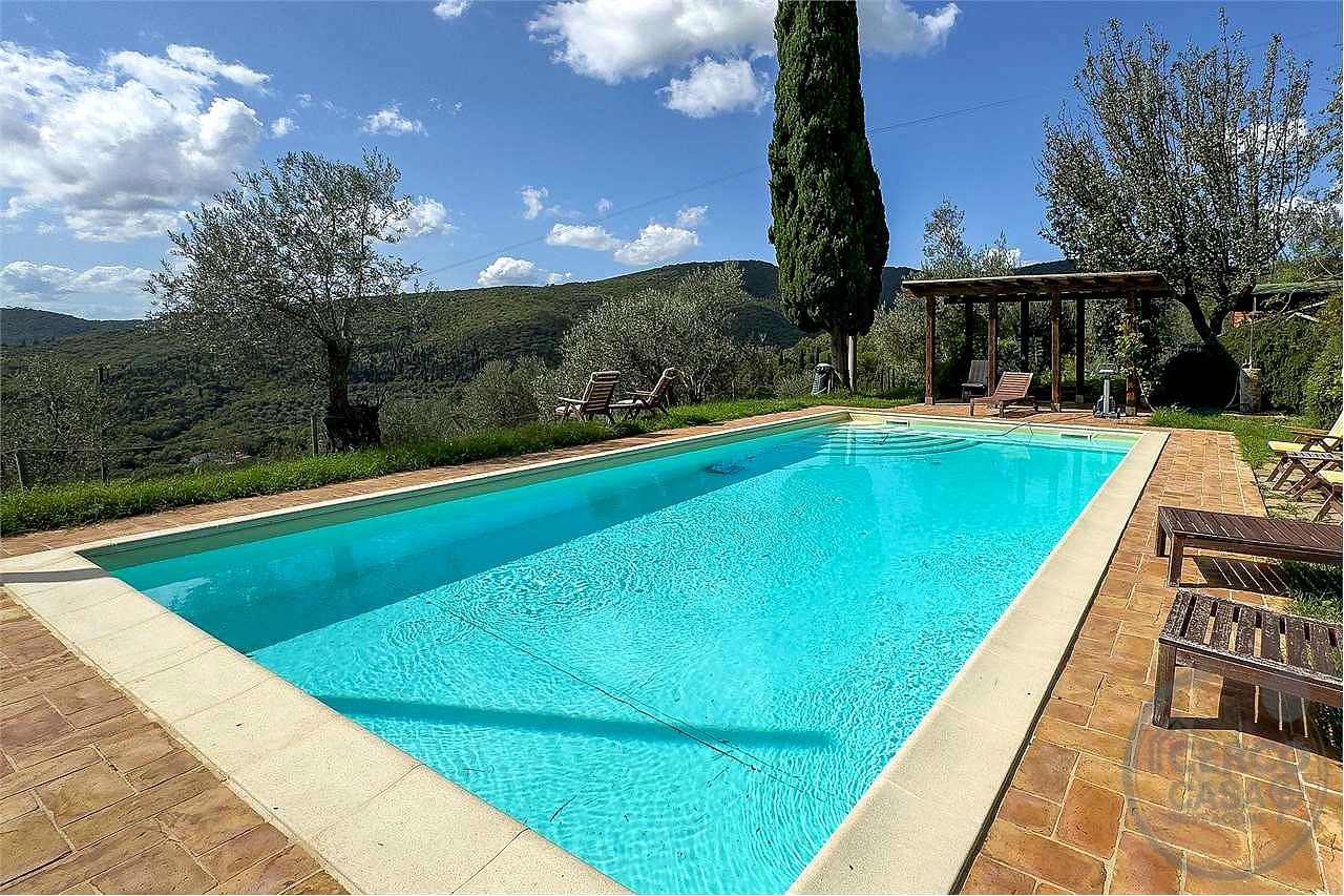 TUORO SUL TRASIMENO: CASALE TIPICO CON PISCINA E DEPANDANCE