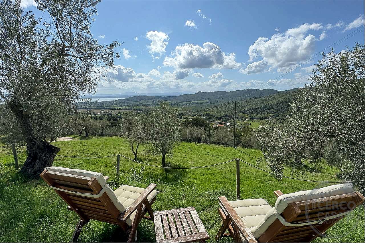 TUORO SUL TRASIMENO: CASALE TIPICO CON PISCINA E DEPANDANCE