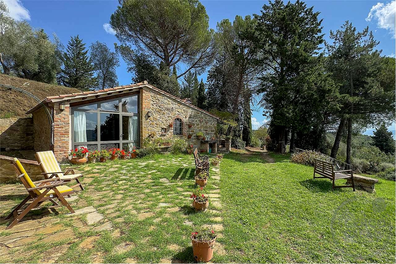 TUORO SUL TRASIMENO: CASALE TIPICO CON PISCINA E DEPANDANCE