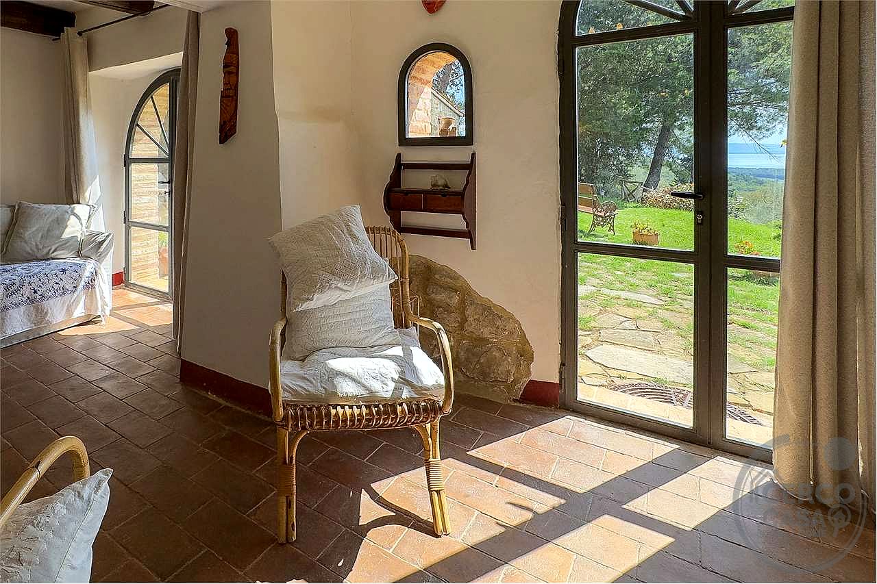 TUORO SUL TRASIMENO: CASALE TIPICO CON PISCINA E DEPANDANCE