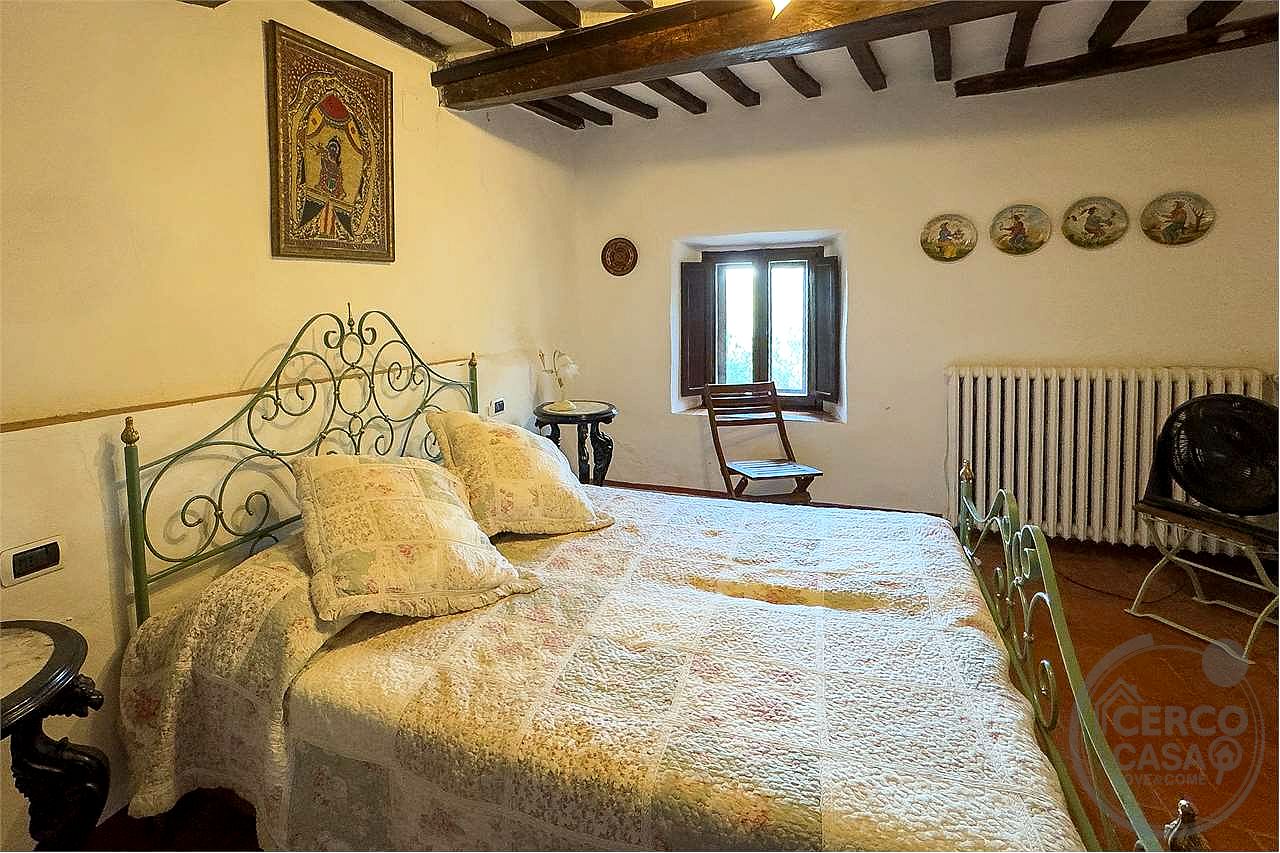 TUORO SUL TRASIMENO: CASALE TIPICO CON PISCINA E DEPANDANCE