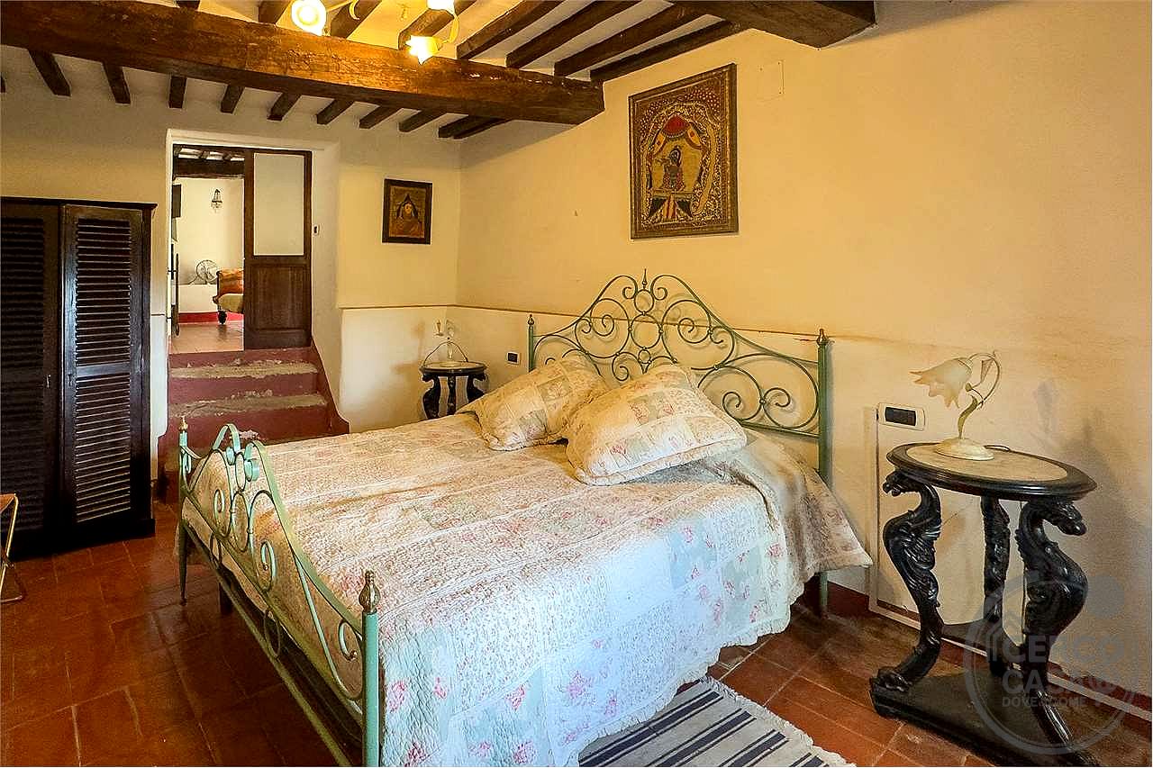 TUORO SUL TRASIMENO: CASALE TIPICO CON PISCINA E DEPANDANCE