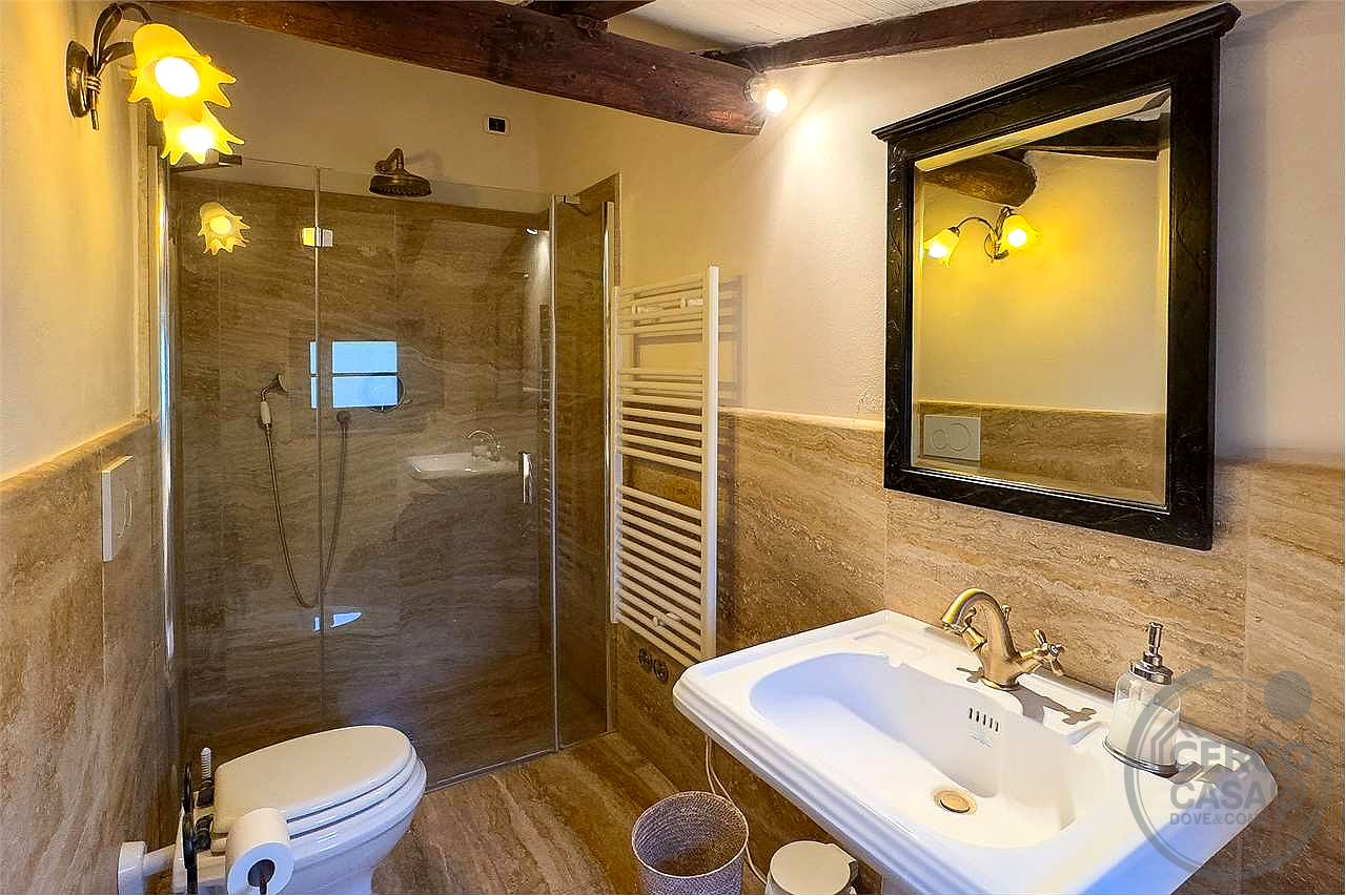 TUORO SUL TRASIMENO: CASALE TIPICO CON PISCINA E DEPANDANCE