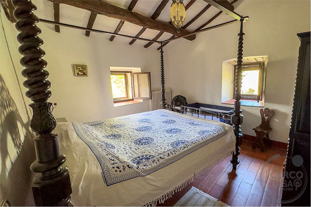 TUORO SUL TRASIMENO: CASALE TIPICO CON PISCINA E DEPANDANCE
