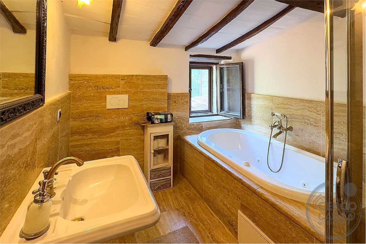 TUORO SUL TRASIMENO: CASALE TIPICO CON PISCINA E DEPANDANCE