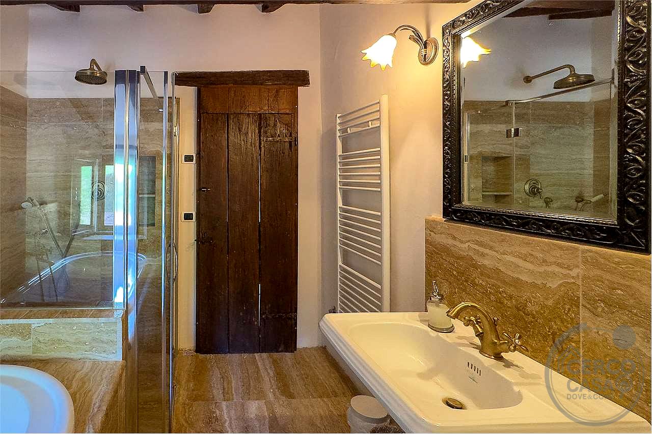 TUORO SUL TRASIMENO: CASALE TIPICO CON PISCINA E DEPANDANCE