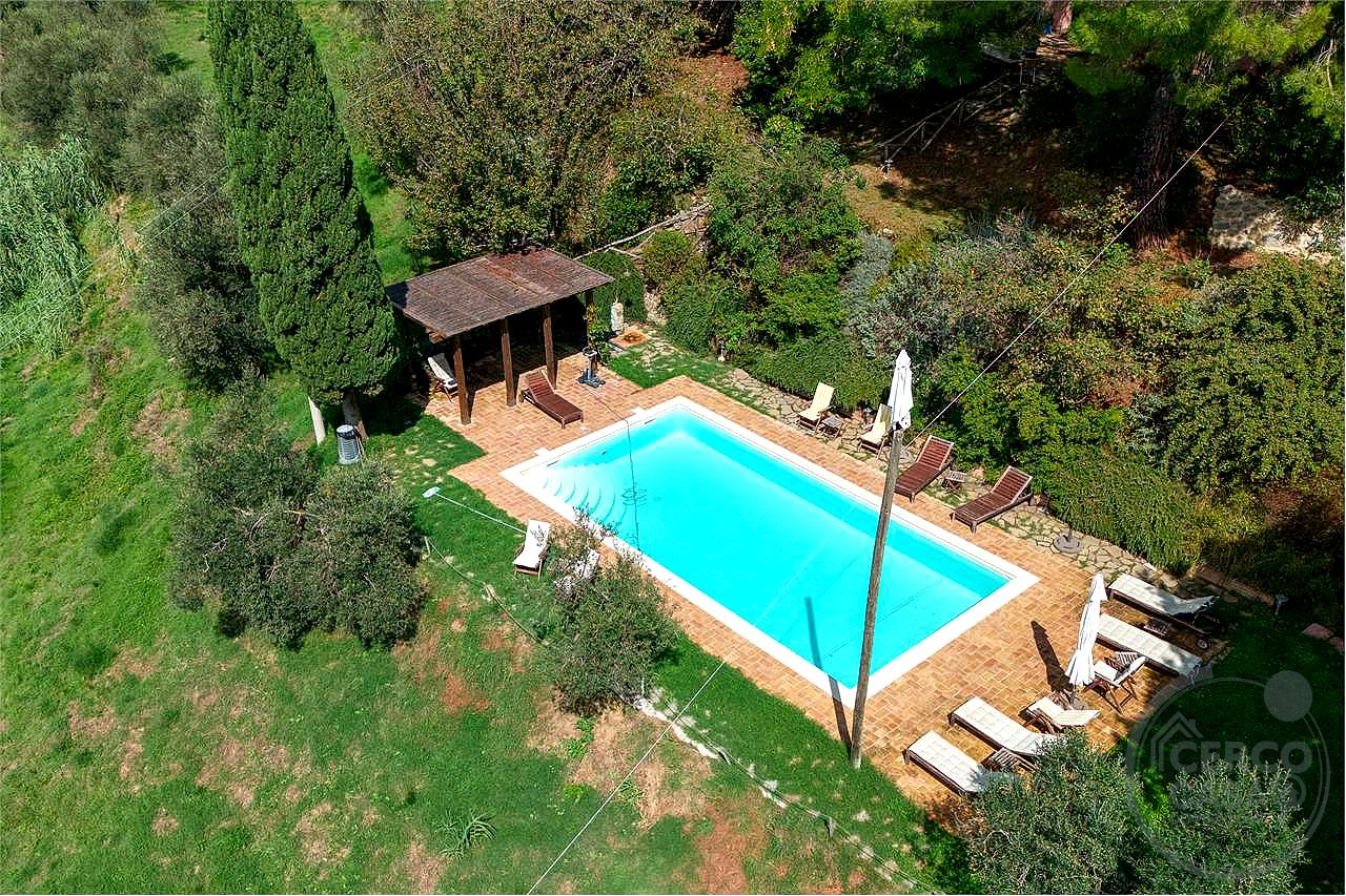 TUORO SUL TRASIMENO: CASALE TIPICO CON PISCINA E DEPANDANCE