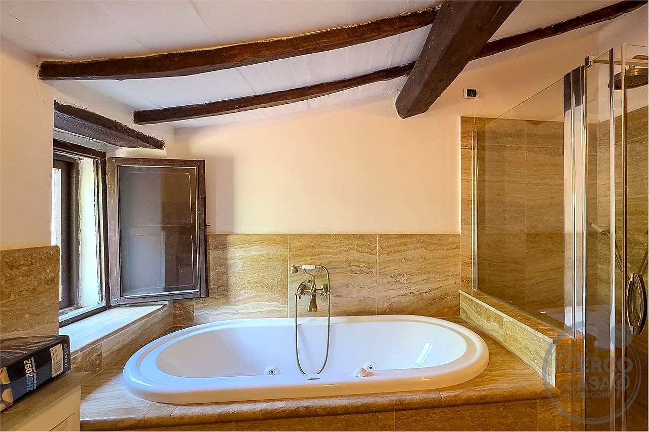 TUORO SUL TRASIMENO: CASALE TIPICO CON PISCINA E DEPANDANCE