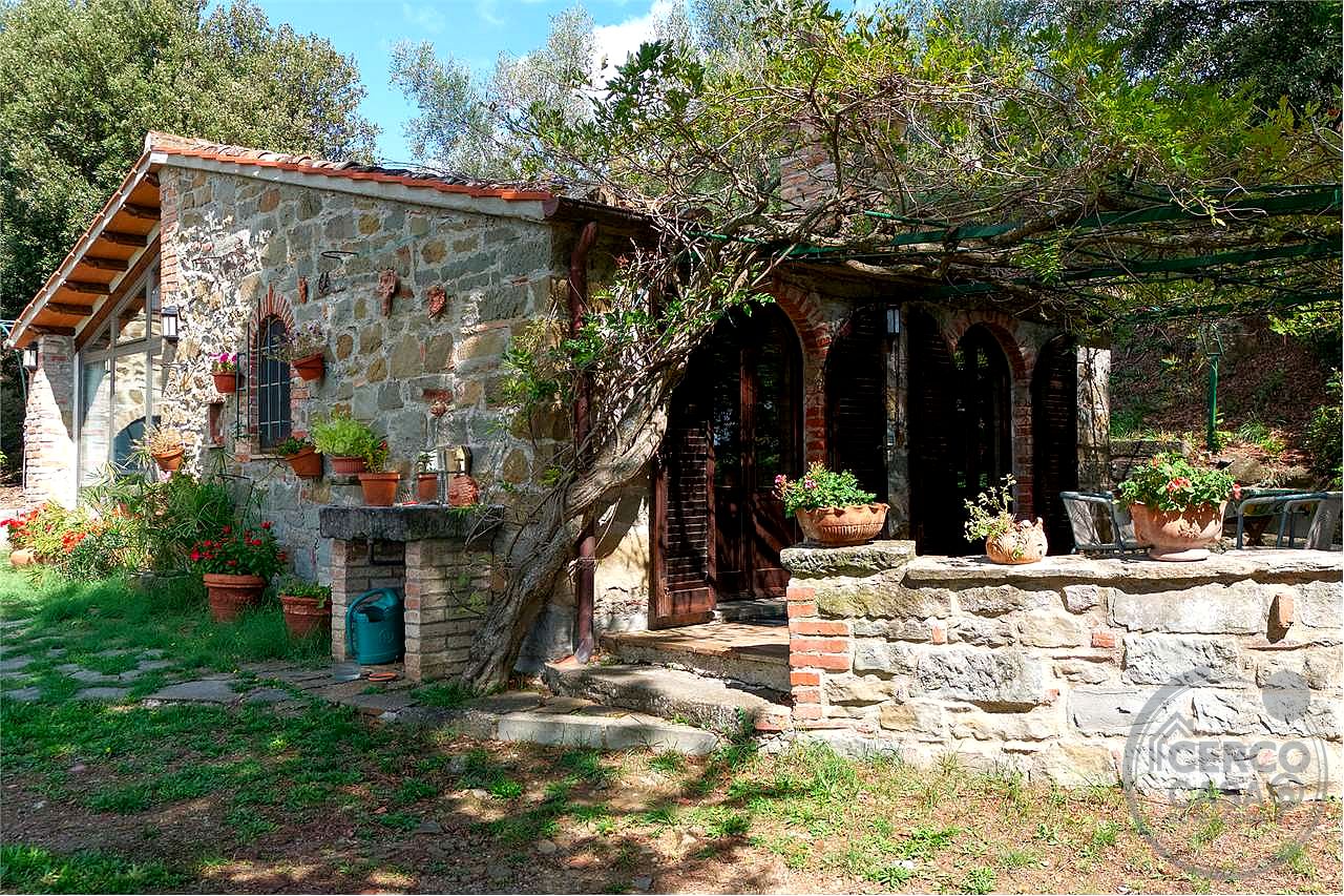 TUORO SUL TRASIMENO: CASALE TIPICO CON PISCINA E DEPANDANCE