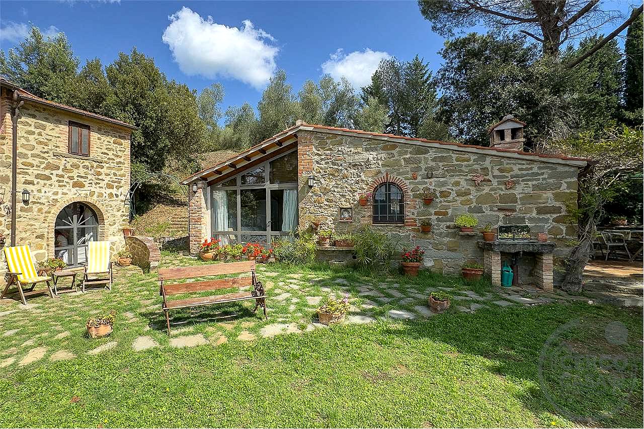 TUORO SUL TRASIMENO: CASALE TIPICO CON PISCINA E DEPANDANCE