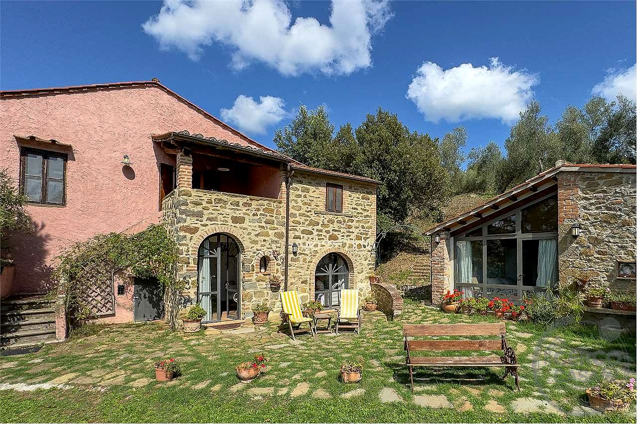TUORO SUL TRASIMENO: CASALE TIPICO CON PISCINA E DEPANDANCE