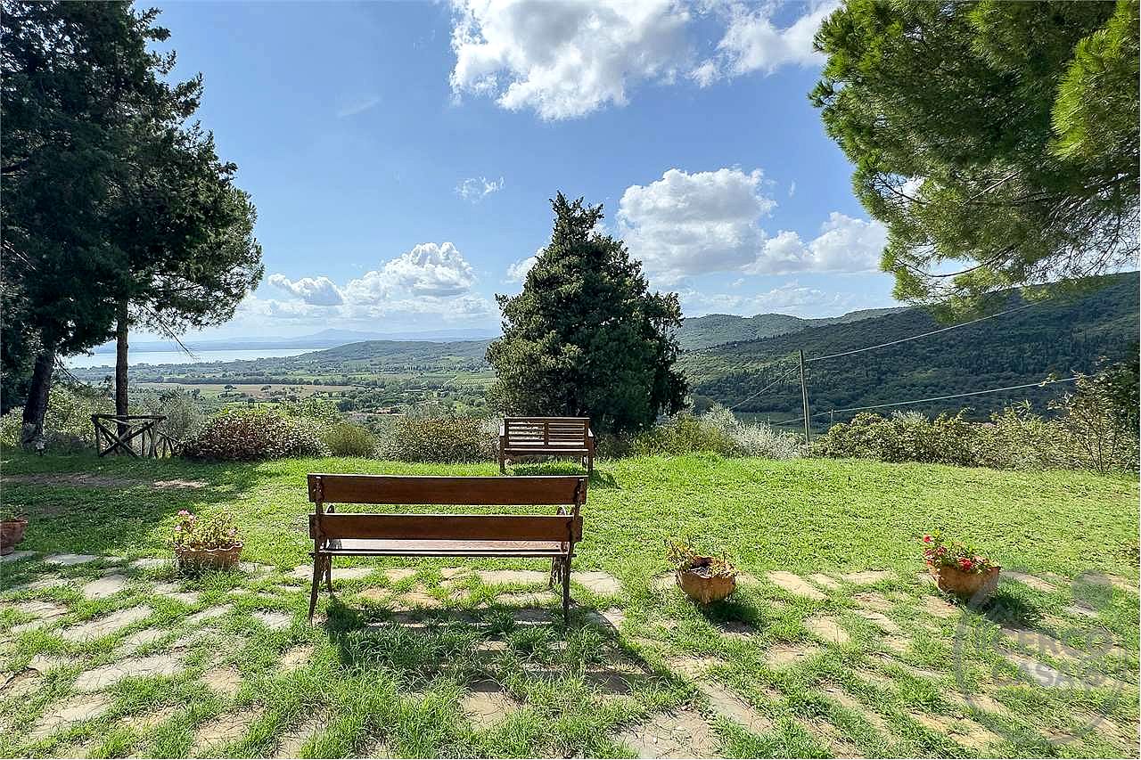 TUORO SUL TRASIMENO: CASALE TIPICO CON PISCINA E DEPANDANCE