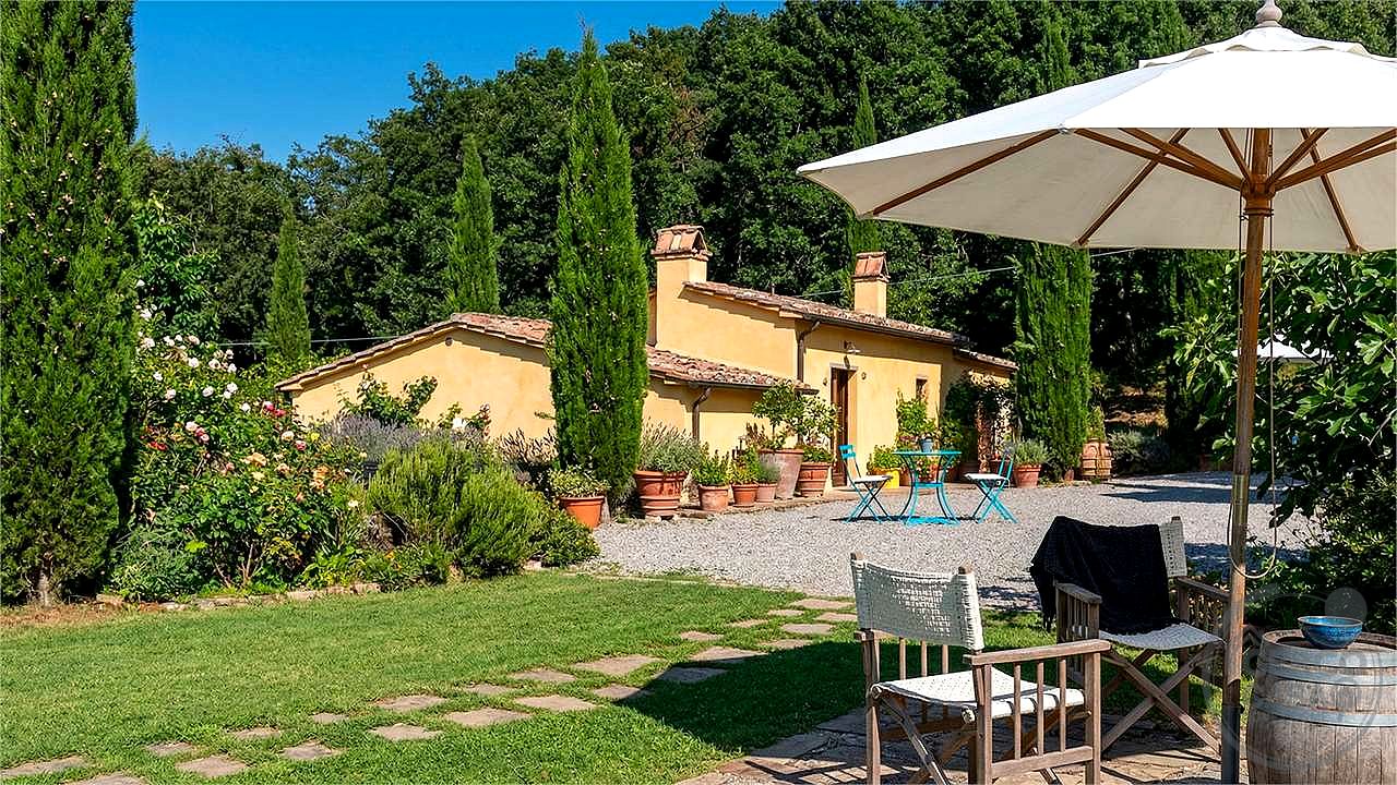 VAL D'ORCIA: ELEGANTE CASALE DEL 1700 CON PISCINA