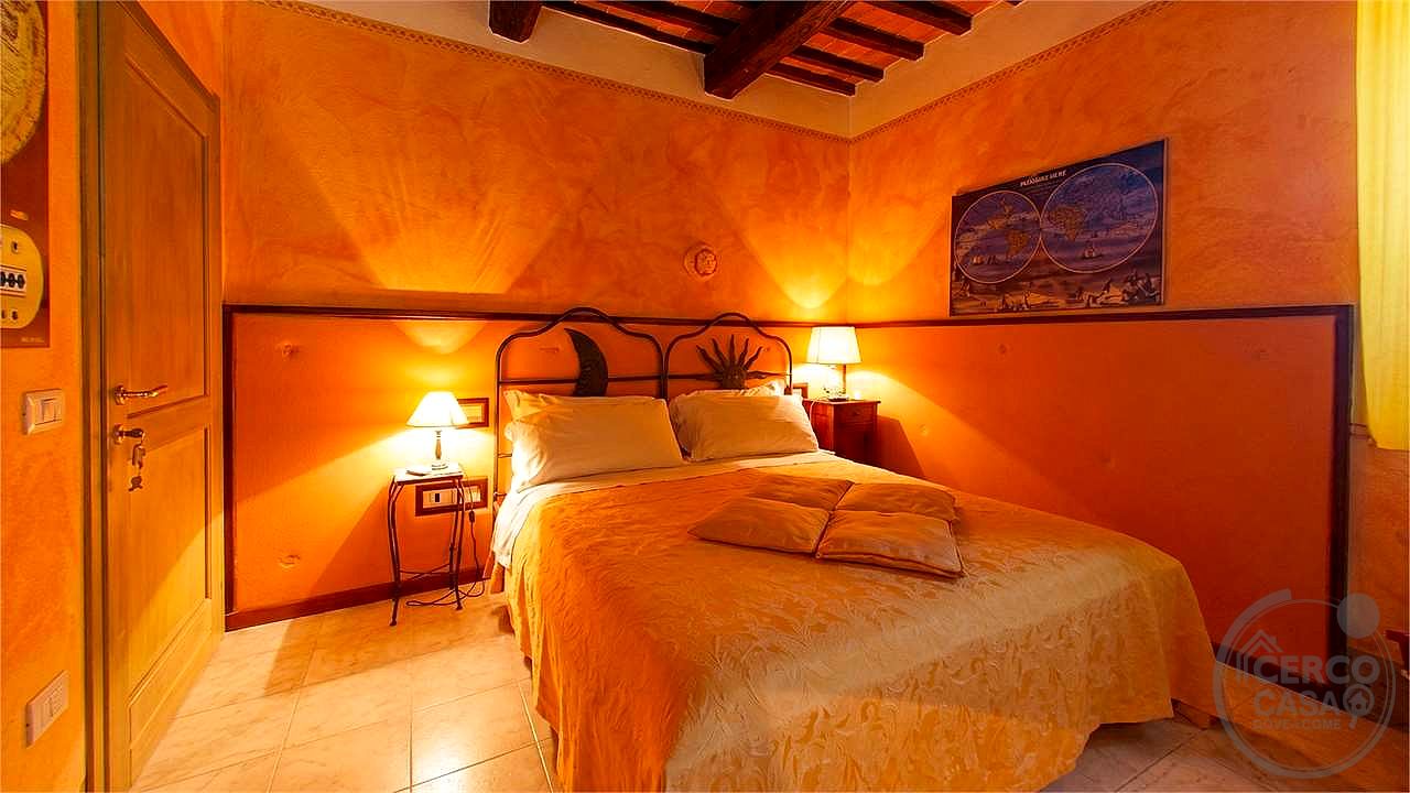 VAL D'ORCIA: ELEGANTE CASALE DEL 1700 CON PISCINA