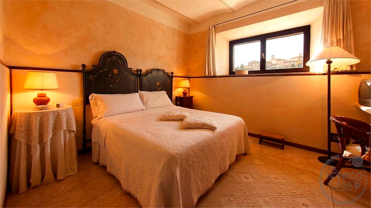 VAL D'ORCIA: ELEGANTE CASALE DEL 1700 CON PISCINA