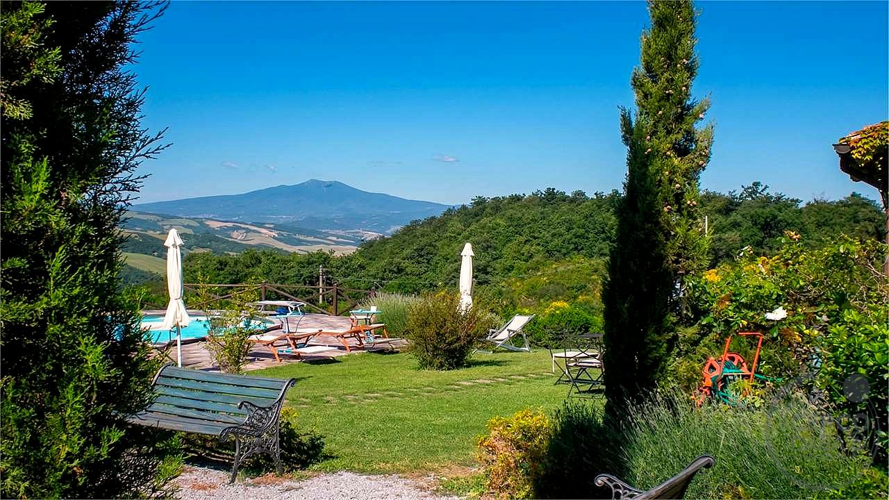 VAL D'ORCIA: ELEGANTE CASALE DEL 1700 CON PISCINA