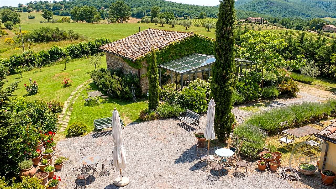 VAL D'ORCIA: ELEGANTE CASALE DEL 1700 CON PISCINA