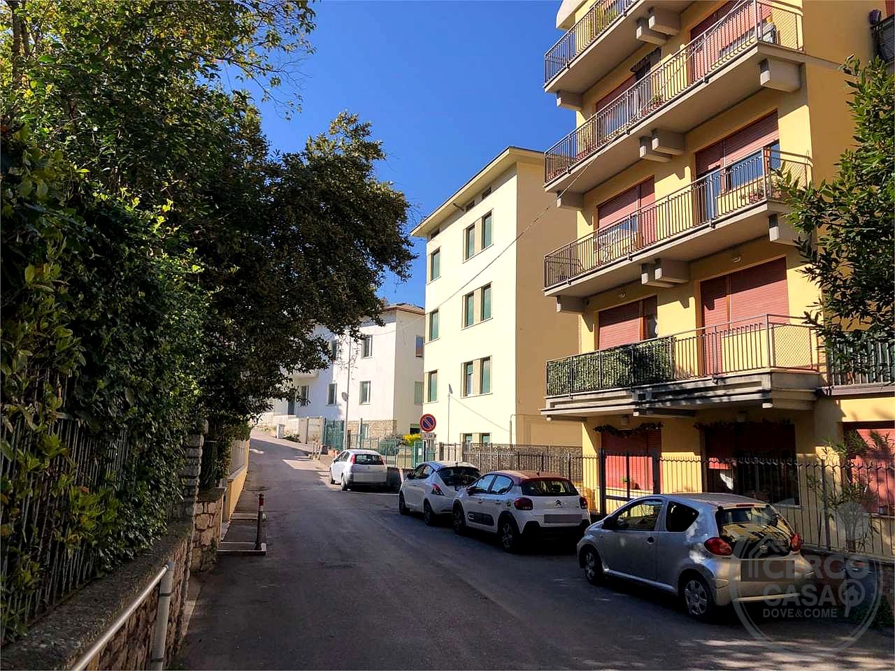 PERUGIA - VIA SPIRITO GUALTIERI: APPARTAMENTO CON TERRAZZO E GARAGE