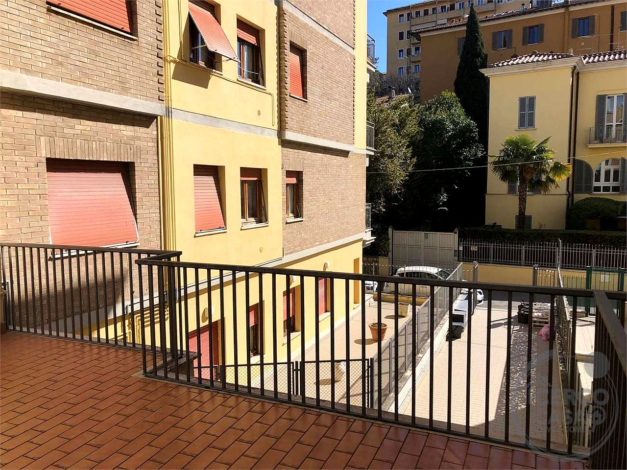 PERUGIA - VIA SPIRITO GUALTIERI: APPARTAMENTO CON TERRAZZO E GARAGE