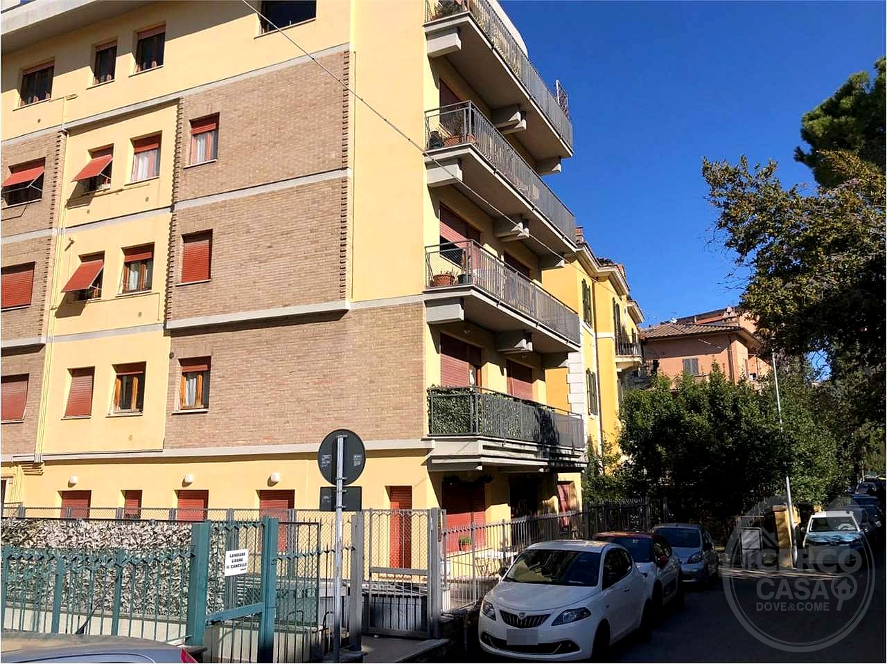 PERUGIA - VIA SPIRITO GUALTIERI: APPARTAMENTO CON TERRAZZO E GARAGE