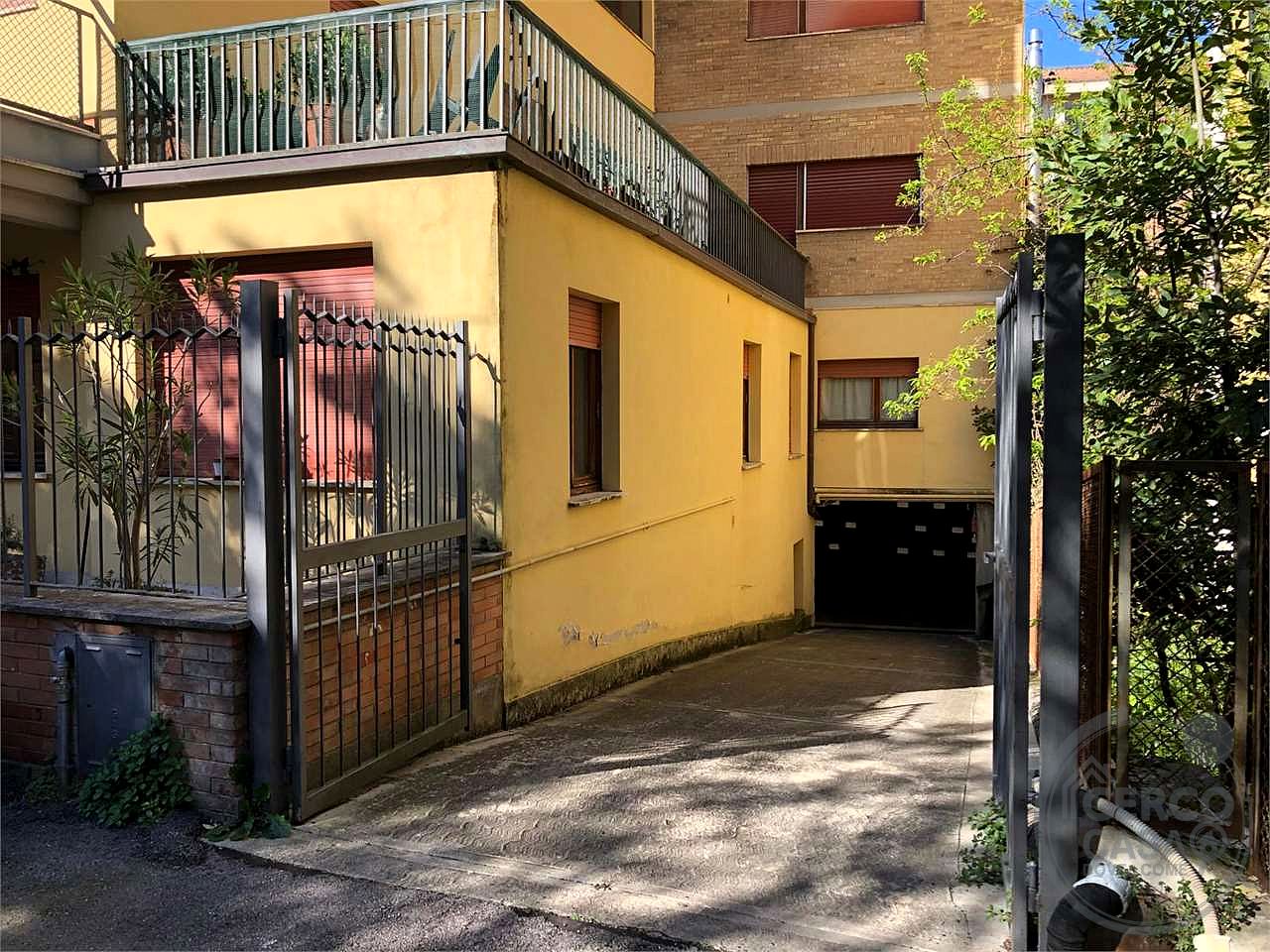 PERUGIA - VIA SPIRITO GUALTIERI: APPARTAMENTO CON TERRAZZO E GARAGE