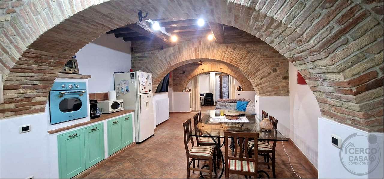 COLLEPEPE: APPARTAMENTO NEL CENTRO DEL PAESE